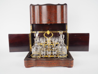 Vente aux enchères Cave à liqueur fin XIXème - début Xxème en marqueterie et frisage, com