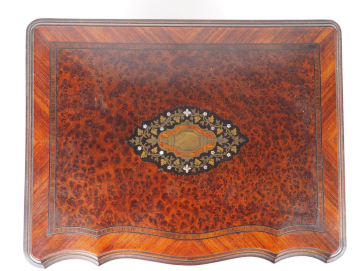 Cave à liqueur fin XIXème - début Xxème en marqueterie et frisage, com
