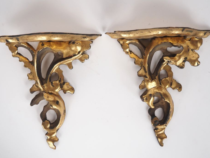 Paire de petites sellettes d'applique en bois doré de style rocaille. 