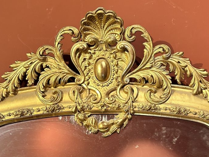 Grande glace de cheminée Napoléon III, en bois et stuc doré, à décor d