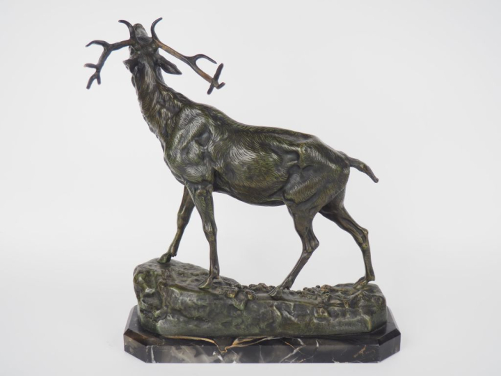 VALTON.  "Cerf bramant" Sculpture en bronze à patine verte, socle marb