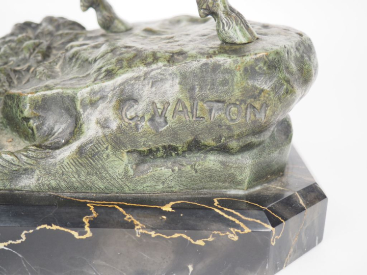 VALTON.  "Cerf bramant" Sculpture en bronze à patine verte, socle marb