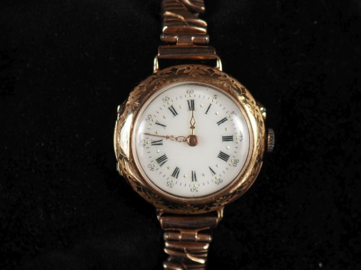 Montre de col Napoléon III en or 750, transformée en montre bracelet. 