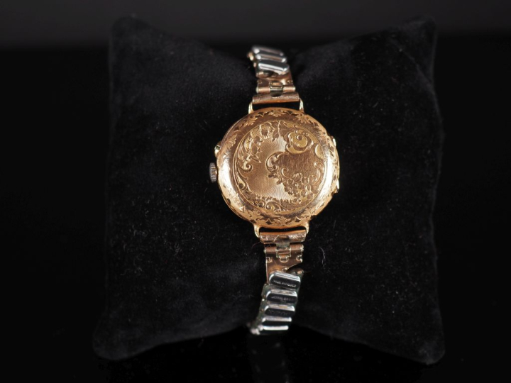 Montre de col Napoléon III en or 750, transformée en montre bracelet. 