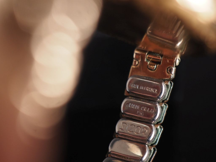 Montre de col Napoléon III en or 750, transformée en montre bracelet. 