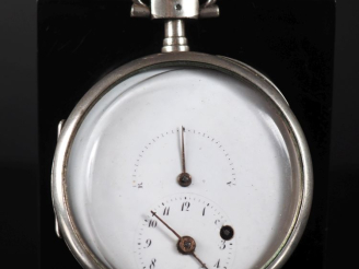 Vente aux enchères Début du XIXe siècle Montre en argent.  Boîtier rond, ouverture sur ch