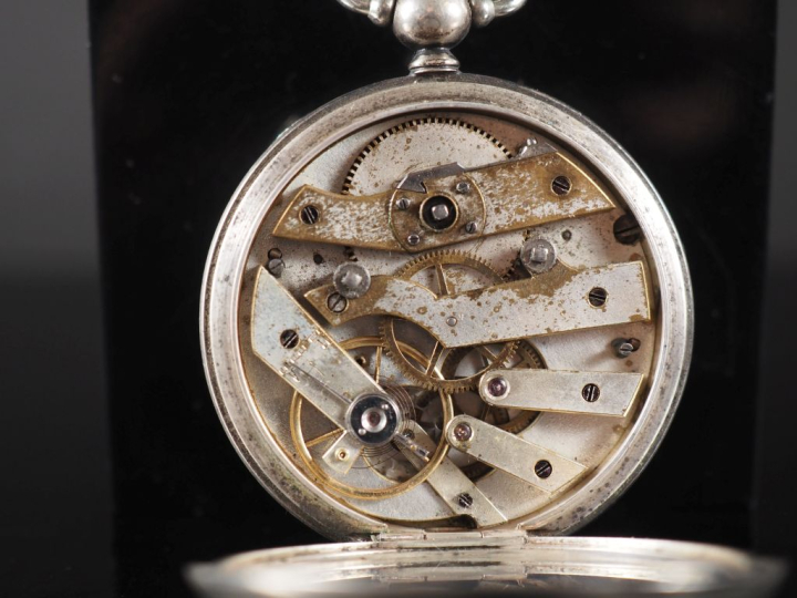 Seconde moitié du 19ème siècle Montre en argent. Boîtier rond, ouvertu