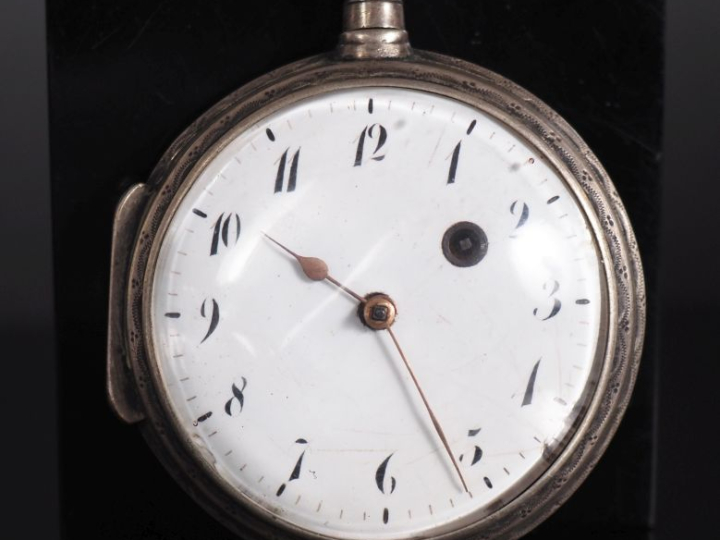 Montre de gousset en argent.  Cadran émaillé à chiffres arabes pour le