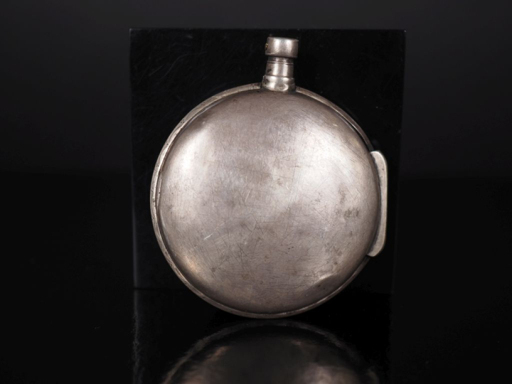 Montre de gousset en argent.  Cadran émaillé à chiffres arabes pour le