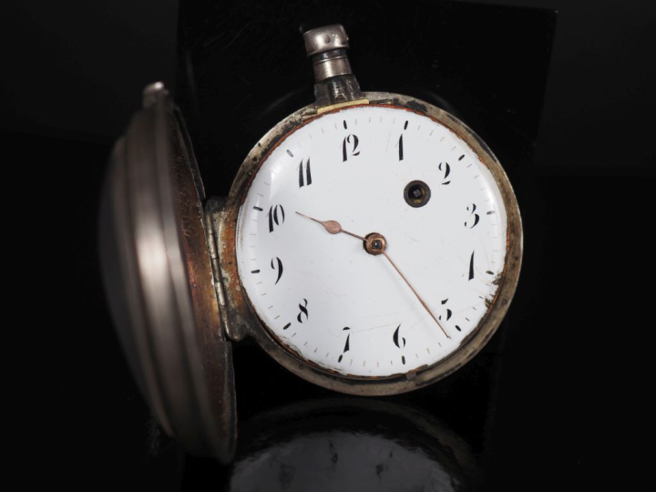 Montre de gousset en argent.  Cadran émaillé à chiffres arabes pour le