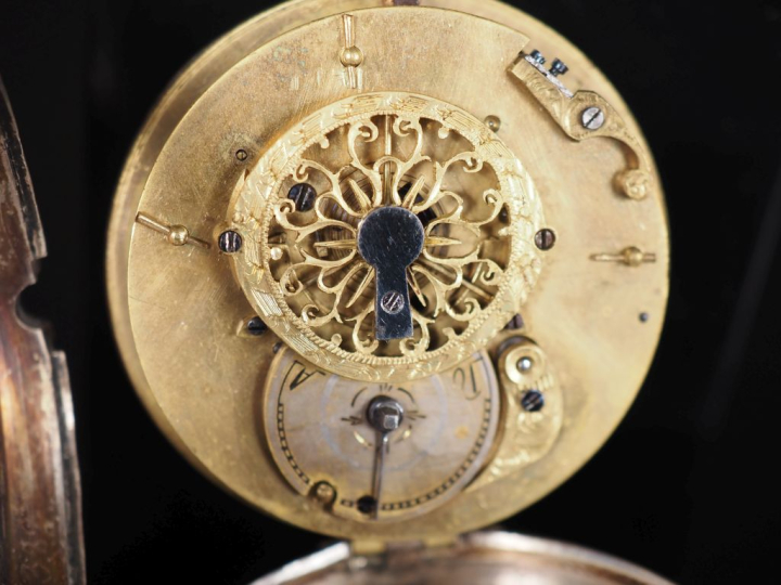 Montre de gousset en argent.  Cadran émaillé à chiffres arabes pour le