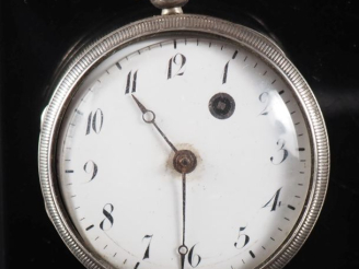 Vente aux enchères Montre de gousset en argent.  Cadran émaillé à chiffres arabes pour le