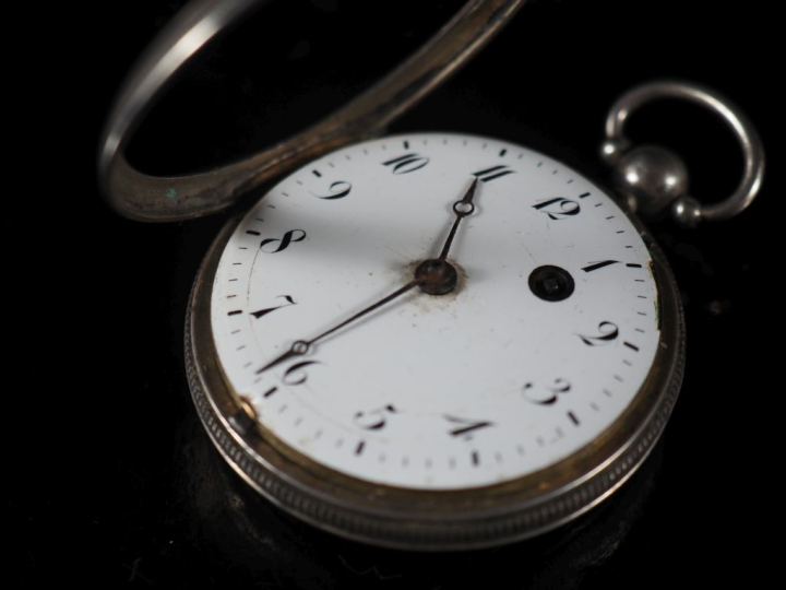 Montre de gousset en argent.  Cadran émaillé à chiffres arabes pour le
