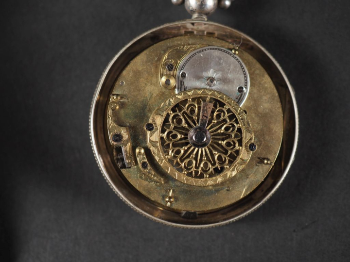 Montre de gousset en argent.  Cadran émaillé à chiffres arabes pour le