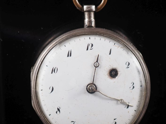 Montre de gousset en argent.  Cadran émaillé à chiffres arabes pour le
