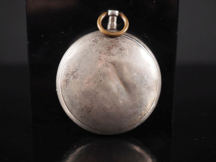 Montre de gousset en argent.  Cadran émaillé à chiffres arabes pour le