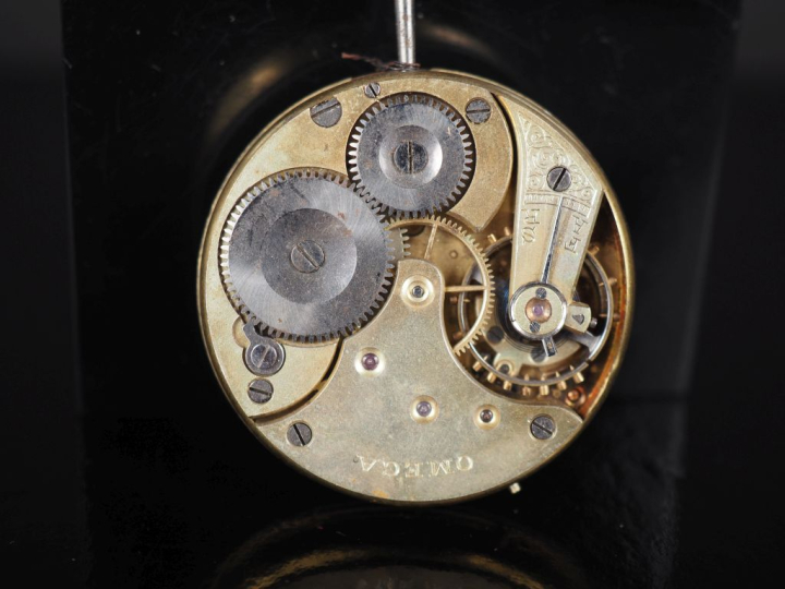 OMEGA Module de montre comprenant un cadran et un mécanisme.  Cadran à