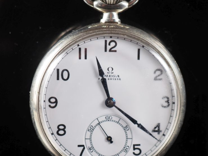 OMEGA Montre de gousset en métal argenté.  Cadran à chiffres arabes po