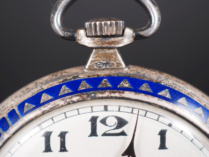 UNIC,  Montre de gousset en argent.  Cadran à chiffres arabes pour les