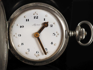 Vente aux enchères ALPINAI N° 1450648 Vers 1900 Montre de poche aveugle en métal. Boîtier
