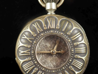 Vente aux enchères XXème siècle Montre de gousset moderne en métal argenté.  Chiffres rom