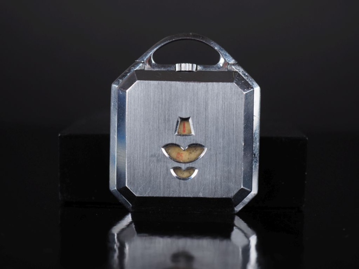 Montre de poche à pans coupés en métal chromé à guichets.  40 x 42 mm 