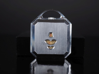 Vente aux enchères Montre de poche à pans coupés en métal chromé à guichets.  40 x 42 mm 