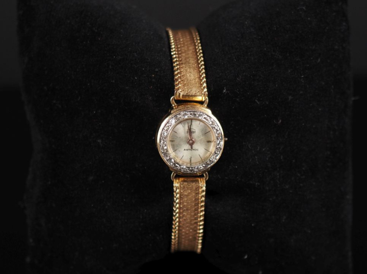 Montre bracelet de dame, boitier et bracelet en or jaune 750.  Cadran 