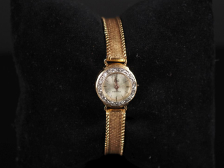 Vente aux enchères Montre bracelet de dame, boitier et bracelet en or jaune 750.  Cadran 