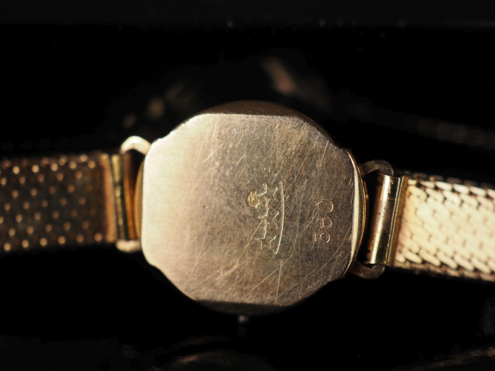 Montre bracelet de dame, boitier et bracelet en or jaune 750.  Cadran 