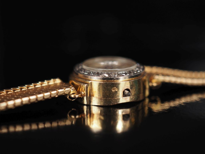 Montre bracelet de dame, boitier et bracelet en or jaune 750.  Cadran 