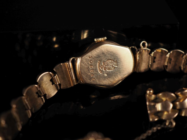 LIP.  Montre de dame en or 750, bracelet tank en or.  Poids tel : 24 g