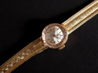 Vente aux enchères YEMA, Antichoc Montre bracelet de dame, boitier et bracelet en or jaun