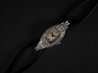 Vente aux enchères Montre bracelet de dame de style Art déco.  Le boitier en platine sert