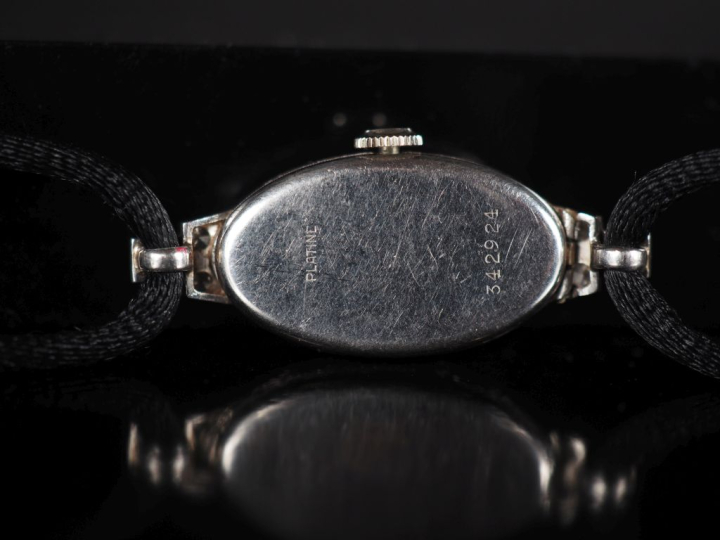 Montre bracelet de dame de style Art déco.  Le boitier en platine sert