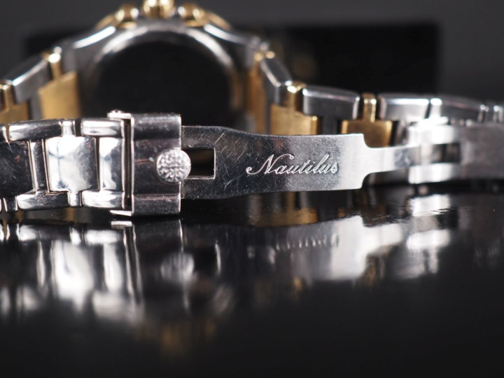PATEK PHILIPPE, Nautilus « Sigma dial »   Montre-bracelet de dame en a