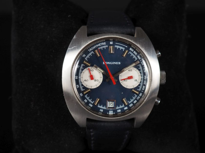 LONGINES Ref. 66.13.01P Chronographe-bracelet en acier. Boîtier tonnea