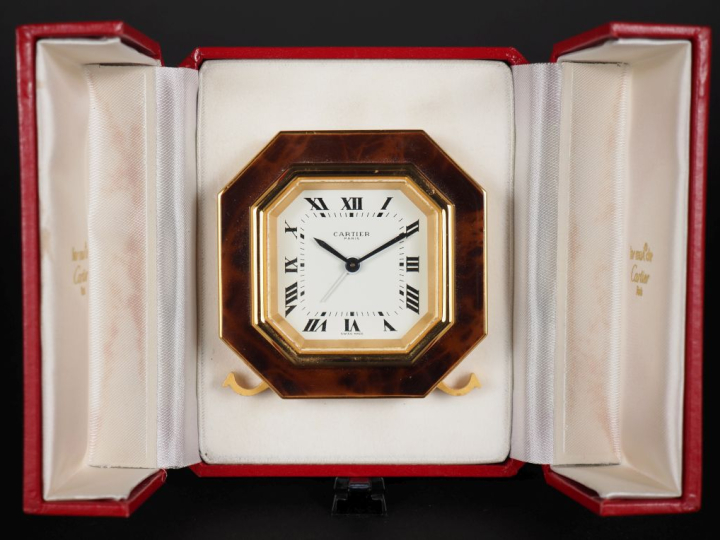CARTIER, Paris Pendulette de table/réveil en métal doré et imitation d