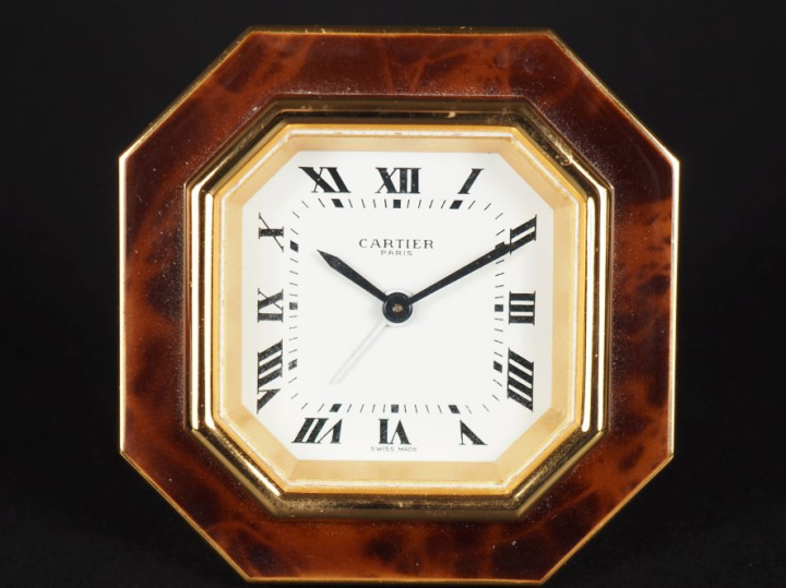 CARTIER, Paris Pendulette de table/réveil en métal doré et imitation d