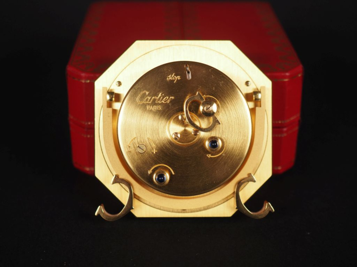 CARTIER, Paris Pendulette de table/réveil en métal doré et imitation d