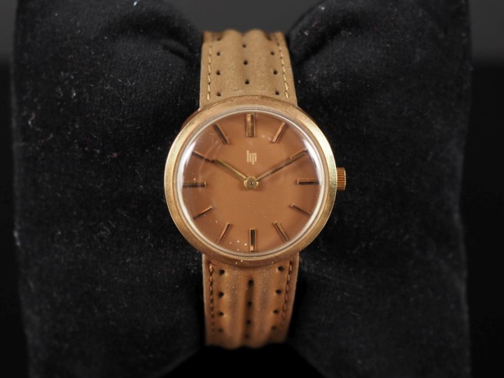 LIP Ref. 004713 Montre bracelet de dame en métal doré.  Cadran à fond 