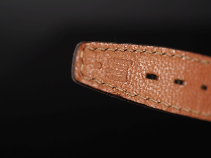 LIP Ref. 004713 Montre bracelet de dame en métal doré.  Cadran à fond 