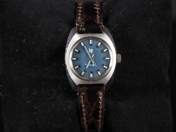 LIP Ref. 150536 Petite montre bracelet de dame en acier.  Cadran à fon