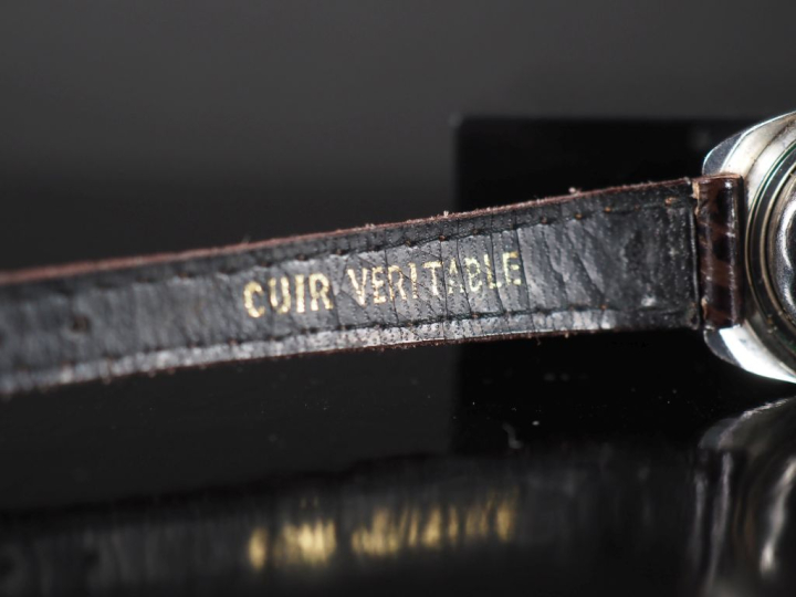 LIP Ref. 150536 Petite montre bracelet de dame en acier.  Cadran à fon