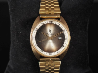 Vente aux enchères LIP, Electronic Montre bracelet en métal doré.  Cadran à fond argenté,