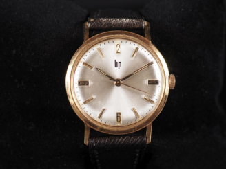 Vente aux enchères LIP,  Ref. 469568. Montre bracelet vintage en métal doré.  Cadran rond