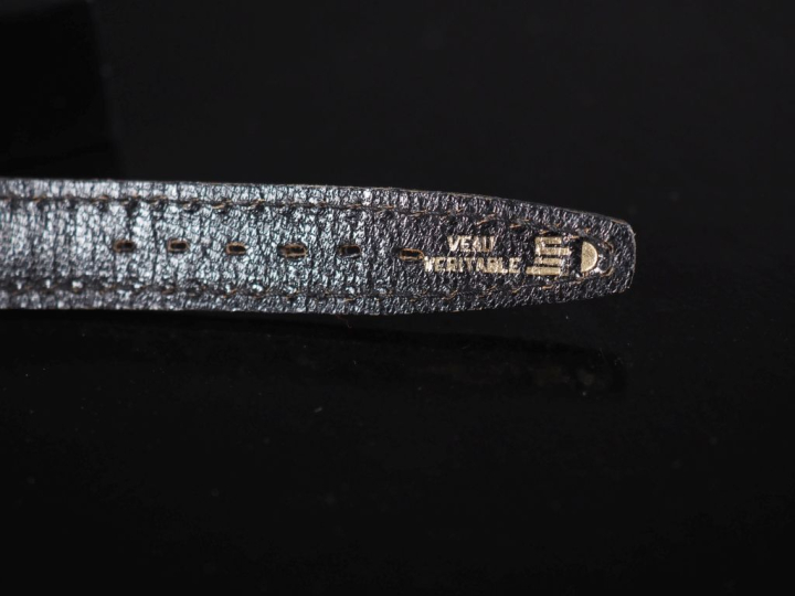 LIP,  Ref. 469568. Montre bracelet vintage en métal doré.  Cadran rond