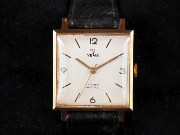 YEMA,  Ref. 15871 Montre bracelet vintage en métal doré.  Cadran carré