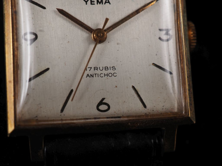YEMA,  Ref. 15871 Montre bracelet vintage en métal doré.  Cadran carré