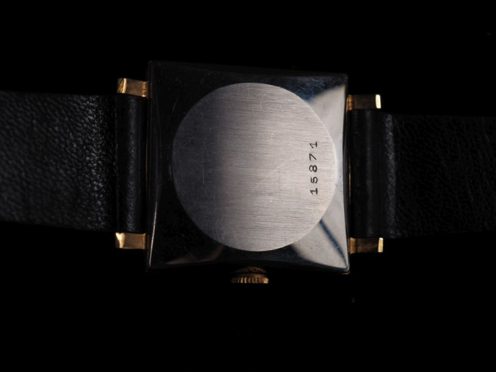 YEMA,  Ref. 15871 Montre bracelet vintage en métal doré.  Cadran carré